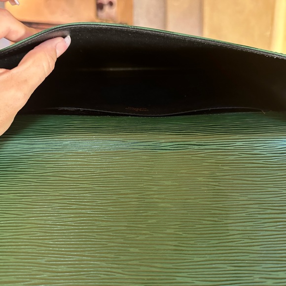 Beautiful Louis Vuitton Lena Epi Clutch - Picture 9 of 14